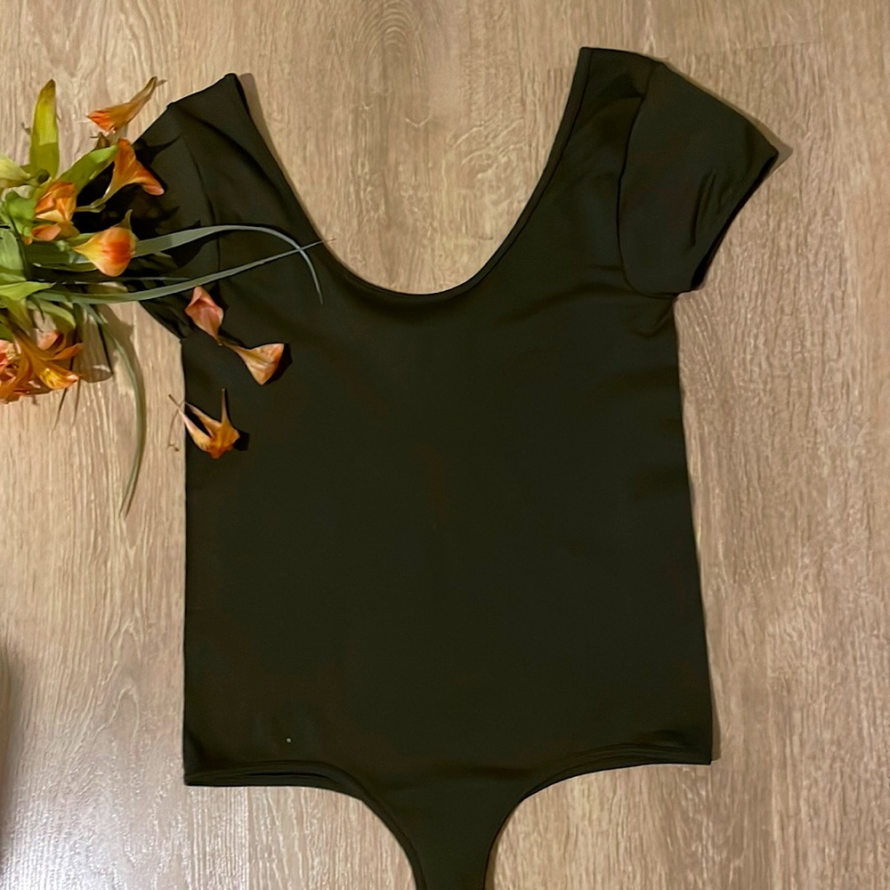 Olive green crew cut neck bodysuit. Size:M (runs small)